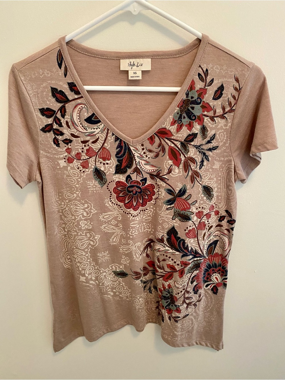 Style & Co. XS Taupe V-Neck Tee with Multicolor Floral Design
